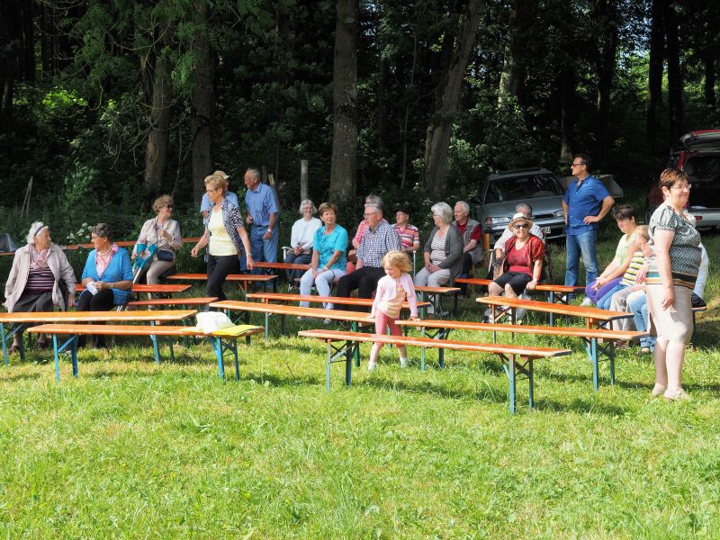 Die ersten Gottesdienstbesucher sind eingetroffen.