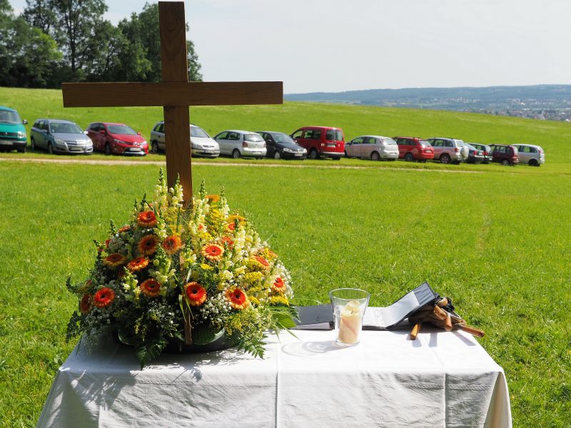 Der Altar mit einem sehr schönen Blumenschmuck ...