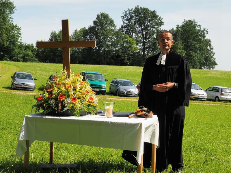 Pfarrer Heiko Grünwedel begrüßt die Gemeinde.