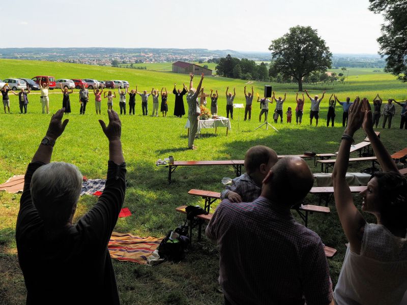 ... ließ die Gottesdienstbesucher in einem großen Kreis aufstellen.