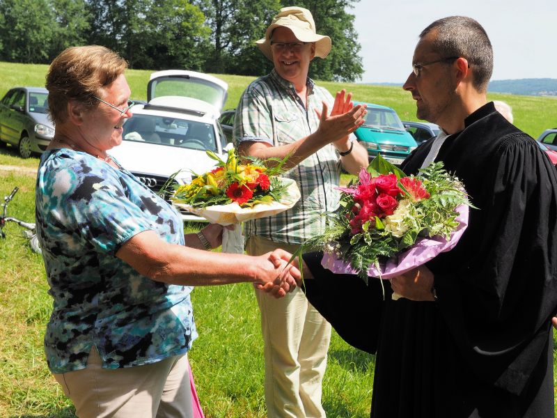 Für die Vorbereitungen bedankt sich Pfr. Grünwedel mit einem Blumenstrauß bei Frau Ingrid Gunz ...