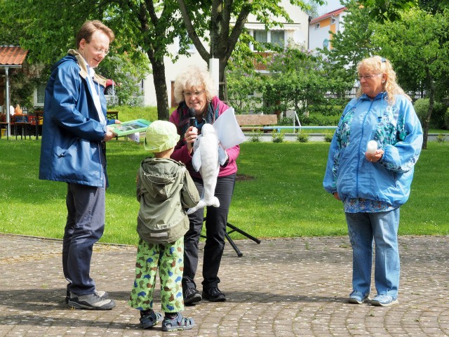 Gottesdienstbesucher bringen ihre 'Schätze'.