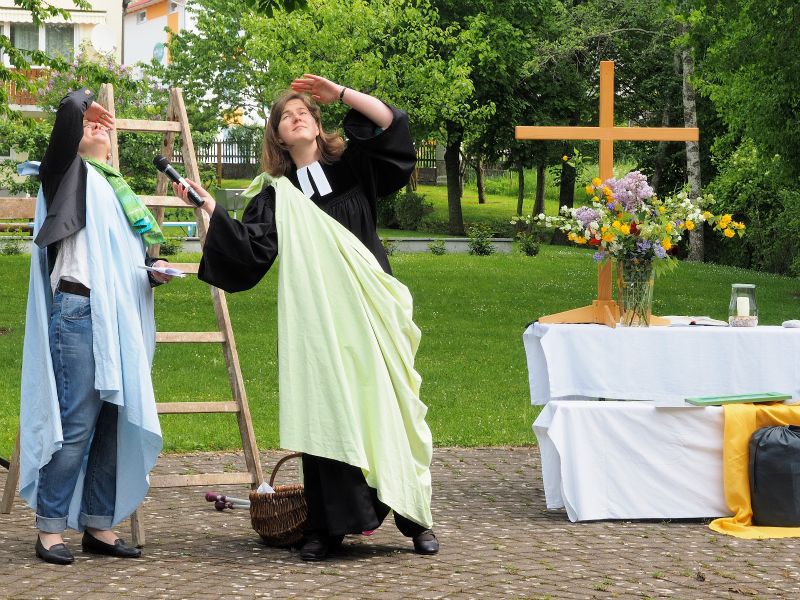 Jetzt ist er weg. Die Jünger schauen Jesus nach, der zum Himmel aufgefahren ist.