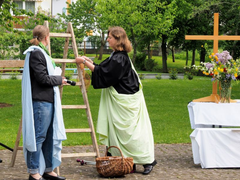 ... werden verschiedene Gegenstände ...