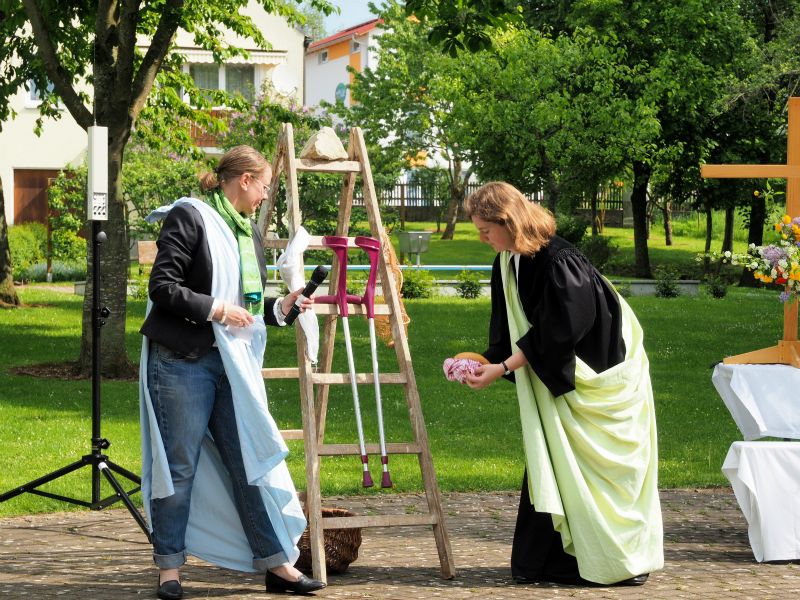 Gleichzeitig wurde die symbolische Bedeutung erklärt.